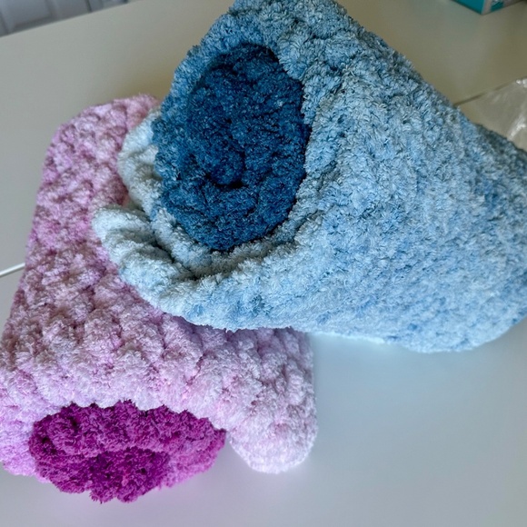 Gradient Ombre Chunky Knit Baby Toddler Pet Blanket - Fluffy and Soft Hand Knit - Picture 5 of 9